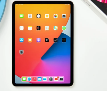 苹果发布了新款iPadPro它配备苹果M1处理器和5G连接